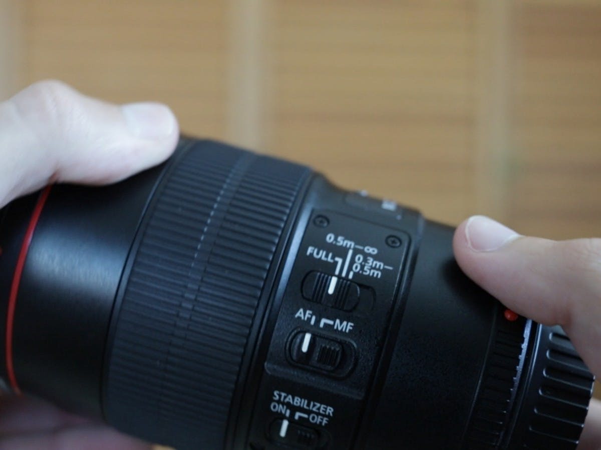 Canon EF 100mm 2.8L focus limiter switch.