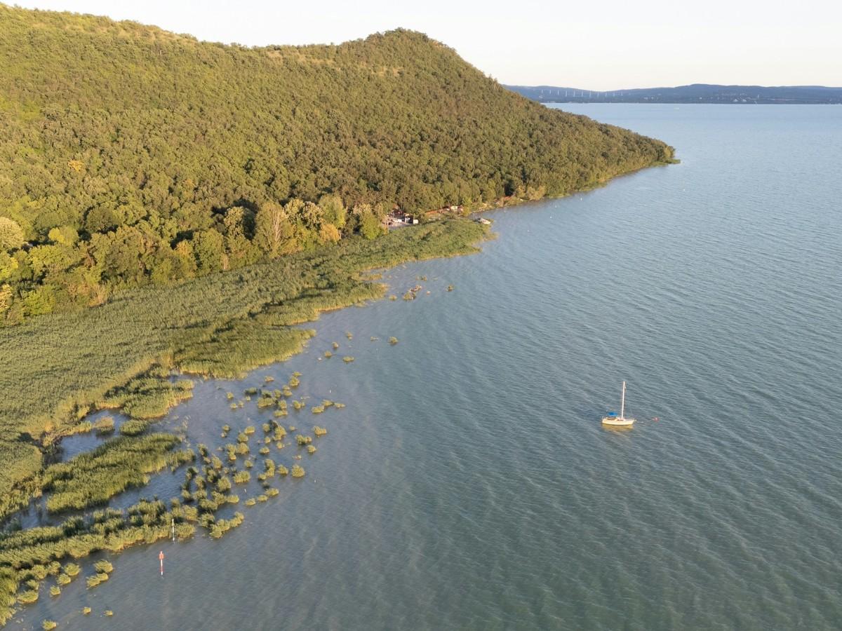 High vantage point photo of a boat in the ocean.