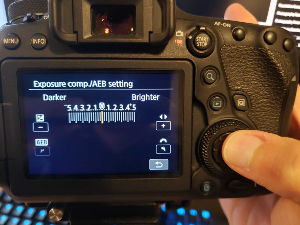 Resetting a camera exposure compensation to 0.