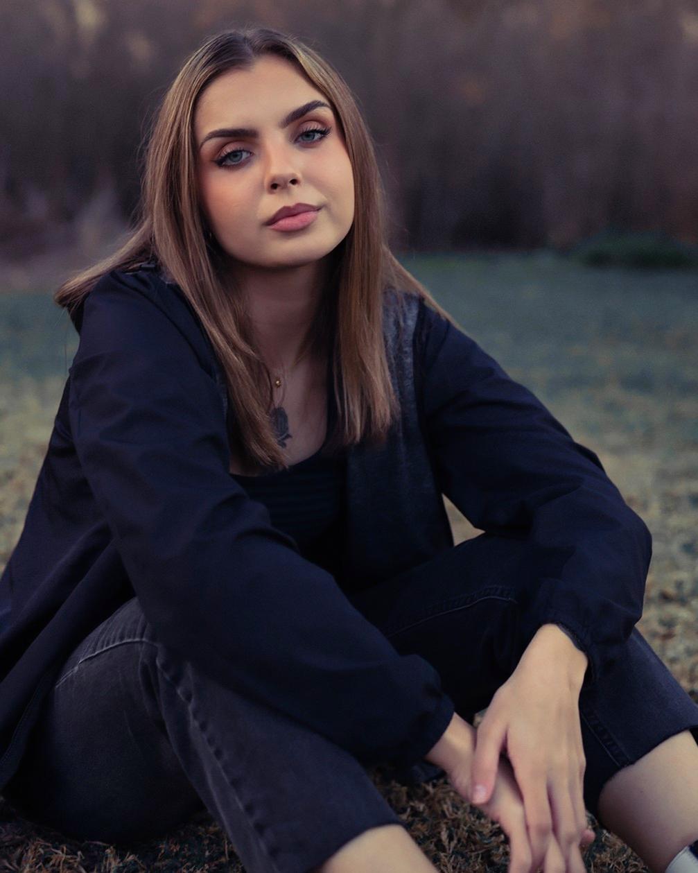 Woman sitting with egs at 45 degree angle.