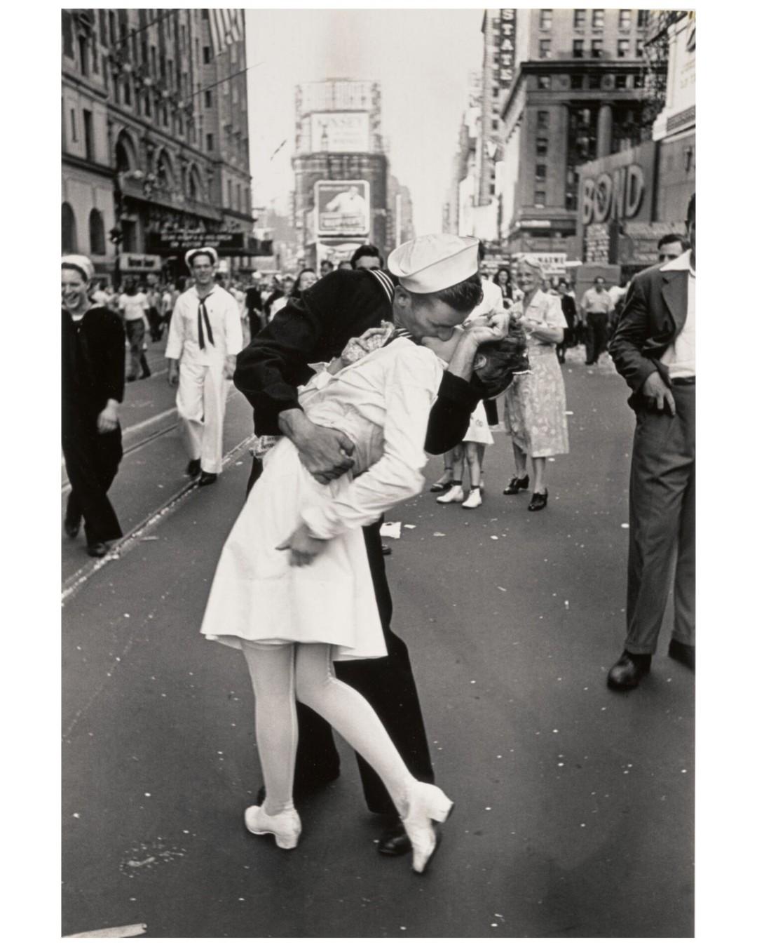 Alfred Eisenstaedt - VJ Day in Times Square.