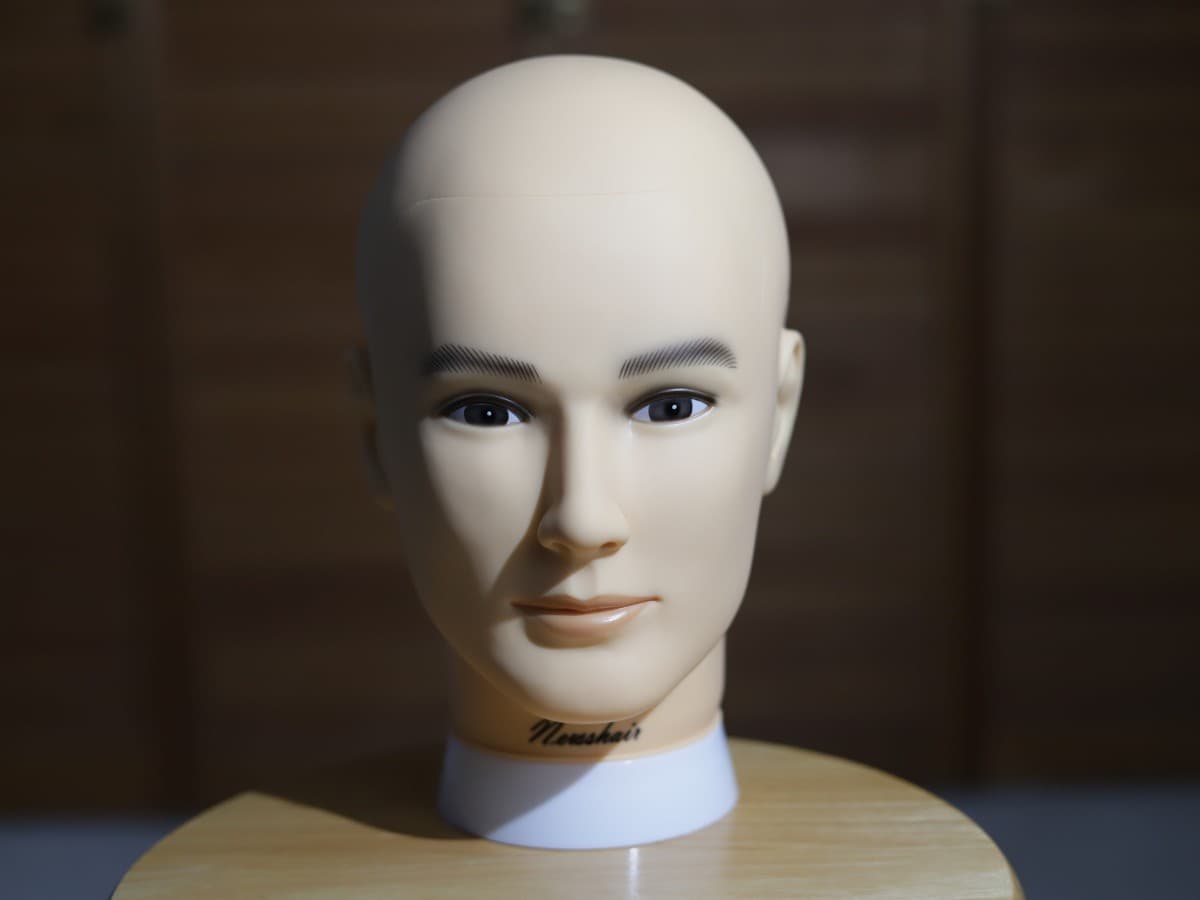 Hard light example Mannequin head on chair with hard light on its face.