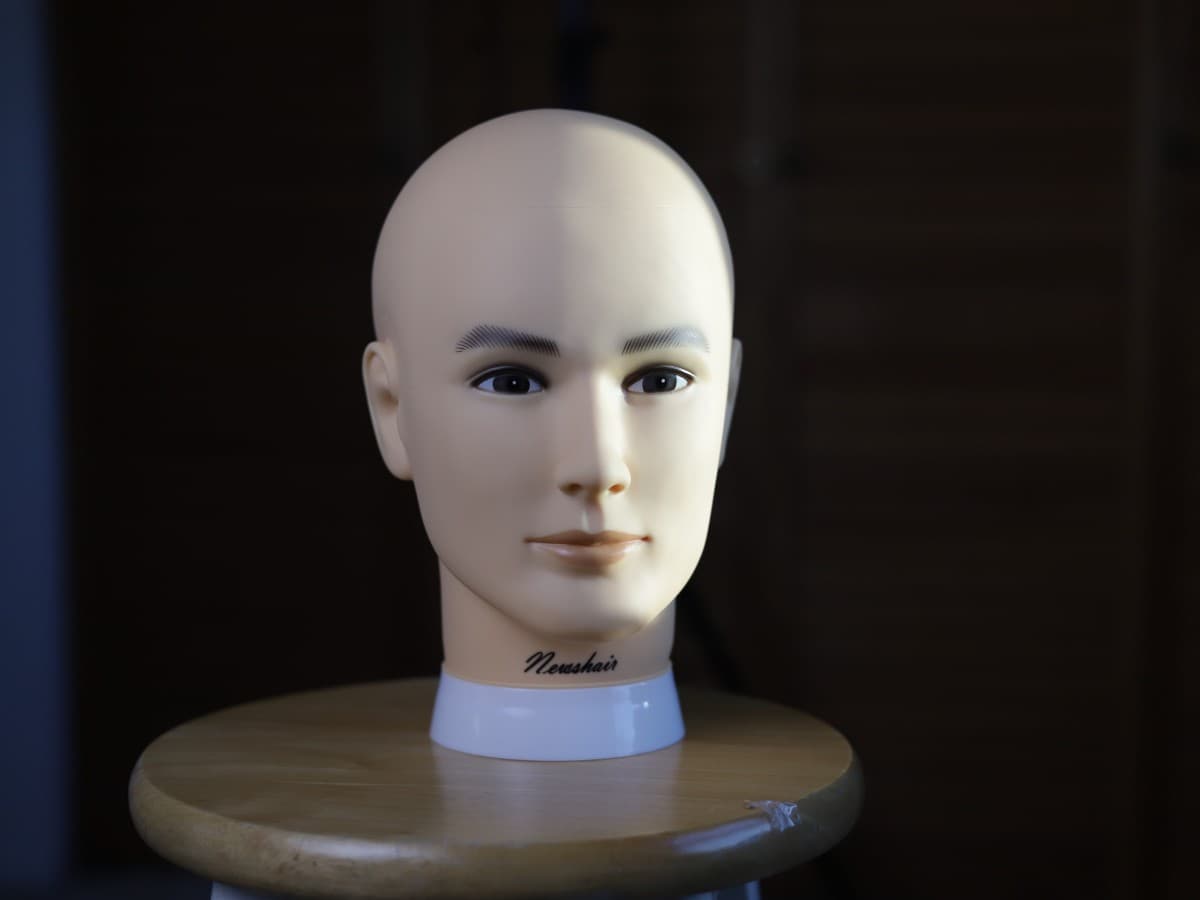 Key light + Fill light - Lower lighting ratio Mannequin head being lit by key light and fill light.