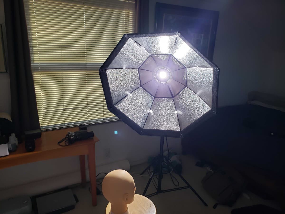 No diffusion for hard light Mannequin on wooden stool with no diffusion on the softbox.